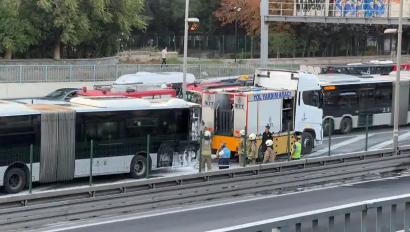 İstanbul’da Metrobüs Yangını: Trafik Kilitlendi, Yolcular Panik İçinde!